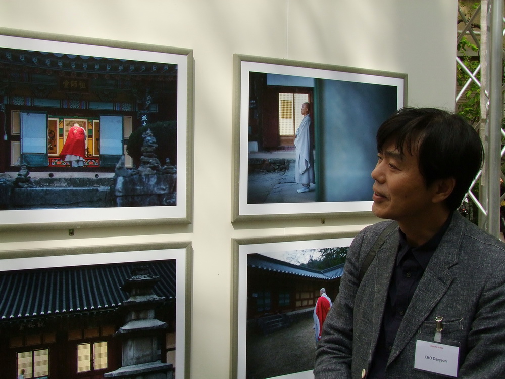 Cho Daeyeon a fotói előtt