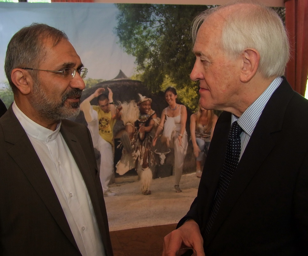 Mohammad Reza Morshedzadeh iáni nagykövet és Johann Marx dél afrikai magykövet